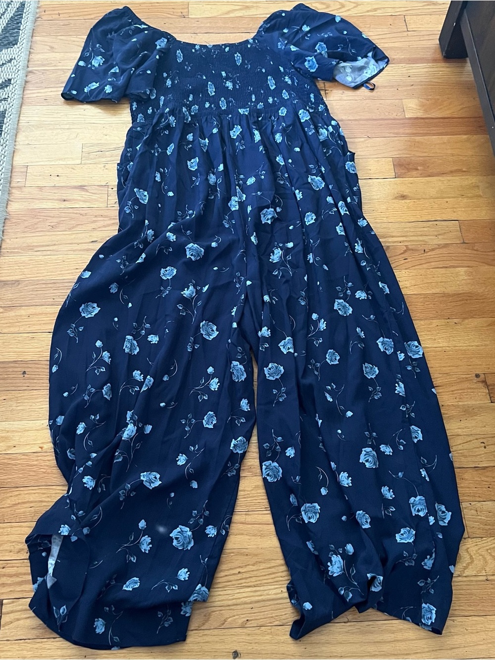 Torrid size 3X blue tossed floral rose flutter sleeve jumpsuit. - Picture 10 of 10